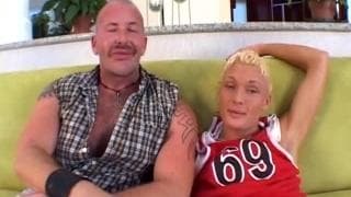 Blondynek zadowoli dojrzałego faceta!