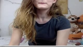 Szalona nastolatka masturbuje się sama