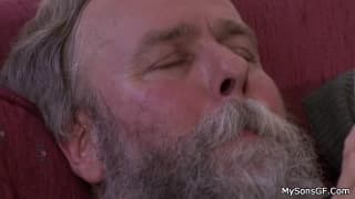 Mała blondynka na chuju starego faceta Mała blondynka na chuju starego faceta