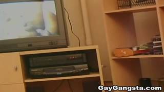 Napalony Murzyn ogląda porno i pierdoli