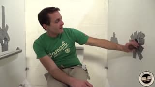 Aiden Parker obciąga chuja przez dziurę