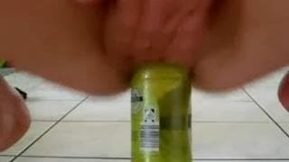 Dziwka pokazuje do czego używa butelki!