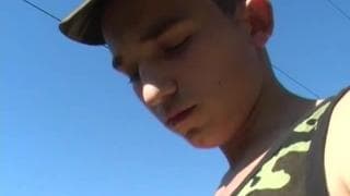 Dwóch żołnierzy ssie chuja na dworze Dwóch żołnierzy ssie chuja na dworze