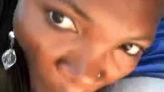 Czarna dziwka obciąga chuja w aucie