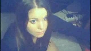 Nastolatka pieści się sama przd kamerą