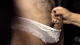 Facet ubiera majtki żony jego kolegi!