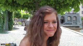 Ładna Kelly Jai rżnie się na dworze