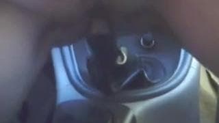 Ona nadziewa się na dźwignię biegów!