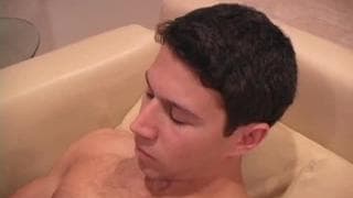 Przystojny brunet wali dużego kutasa!