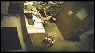 Ona masturbuje sie z nudów w pracy!