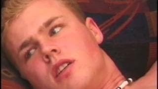 Brett Peters zadowoli się sam na sofie!