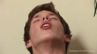 Grupa młodych facetów ssie kutasy!