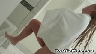 Pod prysznicem blondyna pieści ciało!