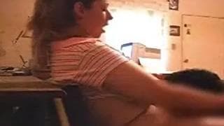 Siedzi wygodnie i obciąga mężowi chuja