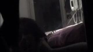 Młoda dziewczyna naga przed lustrem