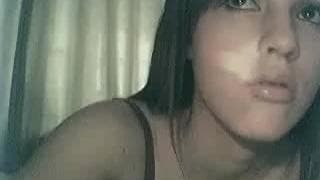 Apetyczna brunetka masturbuje dupę!