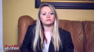 Blondynka z wibratorem podczas castingu