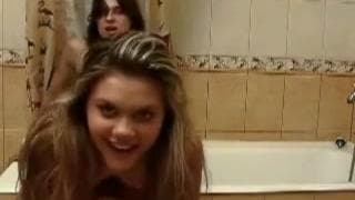 Pierdolą sie w łazience na pieska!