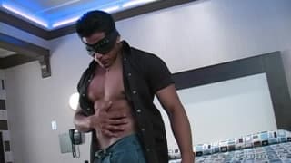 Striptease i masturbacja z seksownym Latynosem!