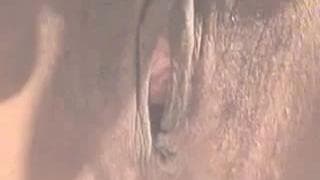 Owłosiona pizda dostaje masturbację