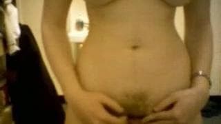 Młoda laleczka masturbuje się gorąco