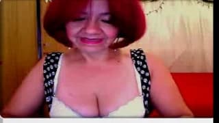 Babcia chce pokazać swoje duże cyce!