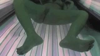 Dziwka pieści sobie pizdę na solarium!