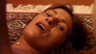 Dwa fiuty zabawiają rudą kocicę