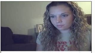 Blondynka zabawia się przed włączoną kamerką