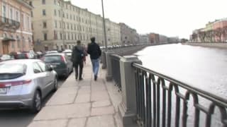 Logan z chujem między pośladkami