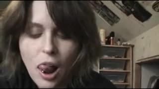 Brunetka ssie i obciąga aż do wytrysku!