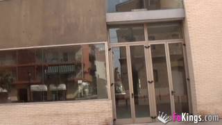 Carmen to niepozorna okularnica