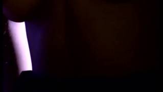 Znajdź młodą murzynkę w ciemnym pokoju