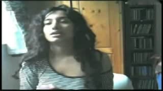 Siedzi przed kamerą i bawi się cyckami!