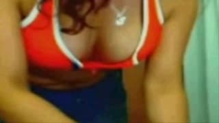 Cycata i rudowłosa w seksi masturbacji