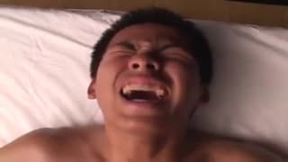 Ten Azjata lubi używać swoich dłoni!