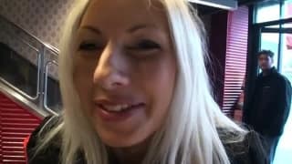 Dziwka blondynka i dwa kutasy dla niej