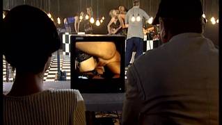 Adrienne Klass w scenie seksu grupowego