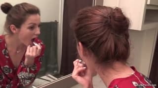 Obciąga chuja, żeby facet się spuścił