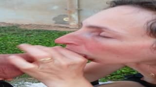 Obciągnie go mężowi dla przyjemności!