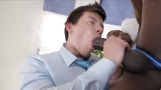 Młody chłopak będzie zerżnięty w dupę!