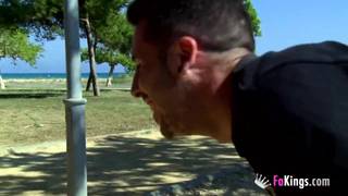 Mylene Johnson z dwoma kutasami w lesie