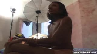 Czarna nastolatka z małymi cyckami w pov