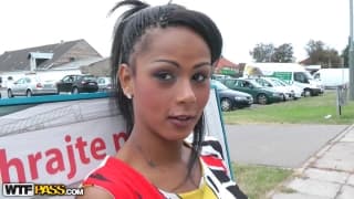 Murzynka wali konia na trawce