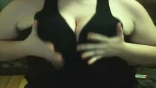 Podnieca nas tymi wielkimi cyckami!