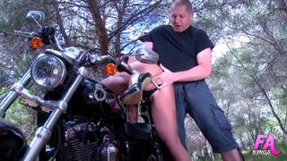 Jenny Hard tym razem zrobiła mu loda w lesie