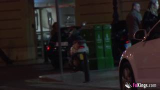 Lubi dawać jej klapsy w trakcie jebania!