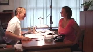 Wielkie cyce huśtają sie w biurze!