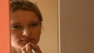 Babka z naturalnym biustem ssie kutasa