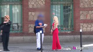 Clara chętna na maseczkę z męskiego nasinia